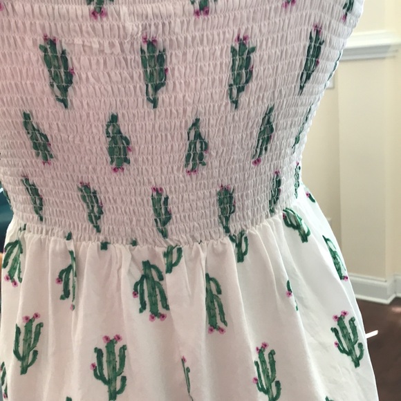 A U W SIZE SMALL. Sundress w cacti on a white background. MINI W STRETCH BACK 💚 - Picture 5 of 8